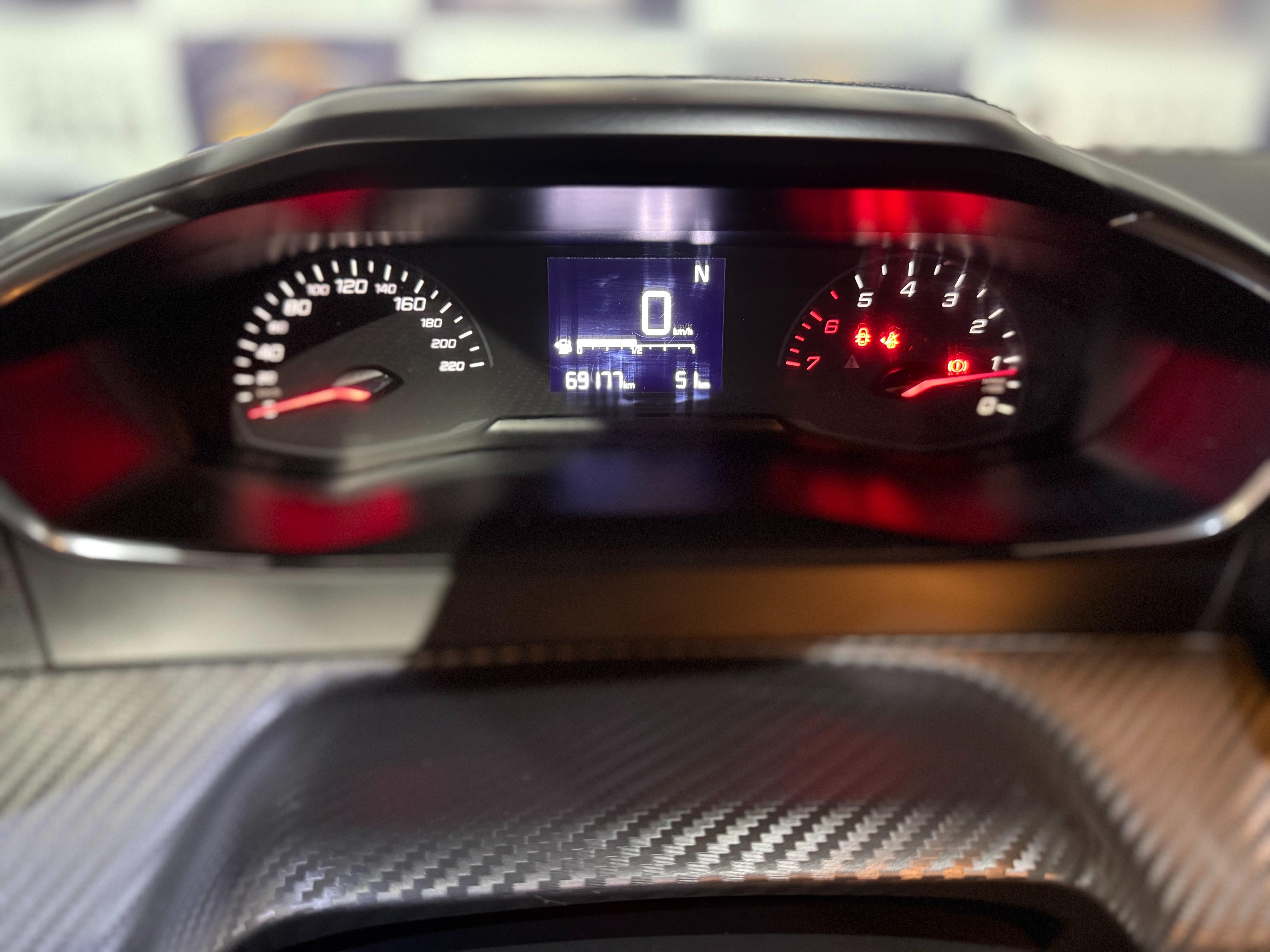 PEUGEOT 208
