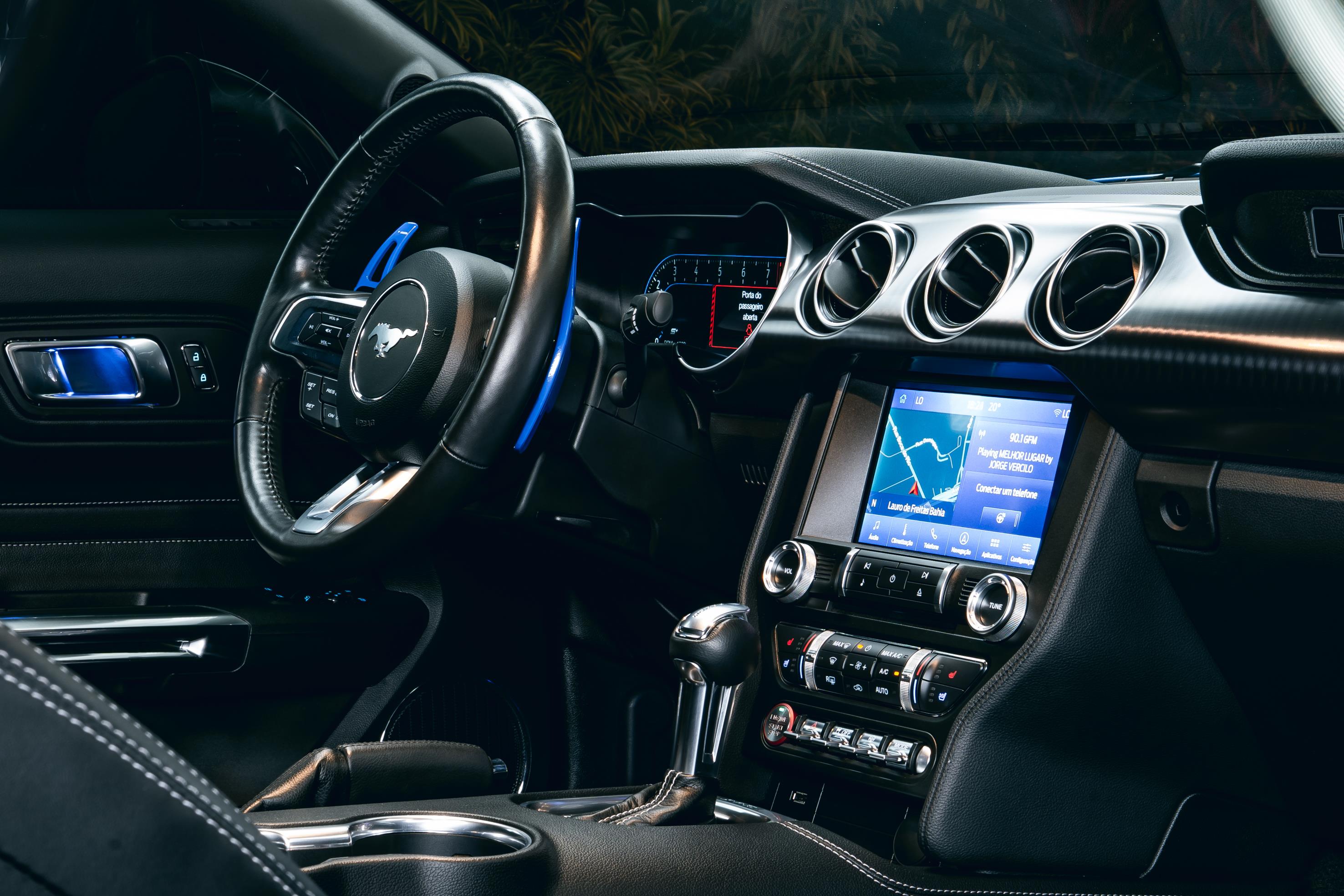 FORD MUSTANG