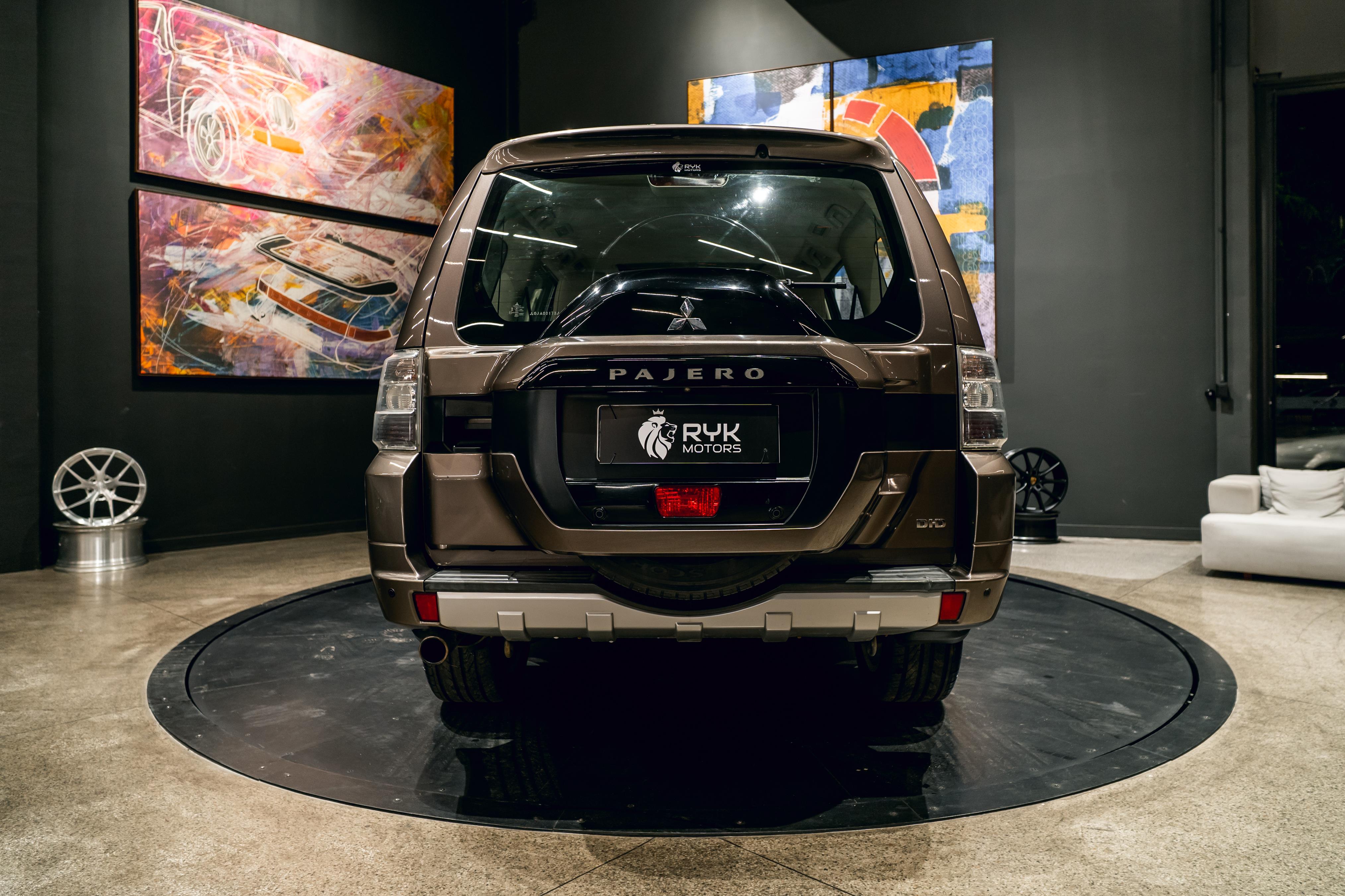 MITSUBISHI PAJERO FULL
