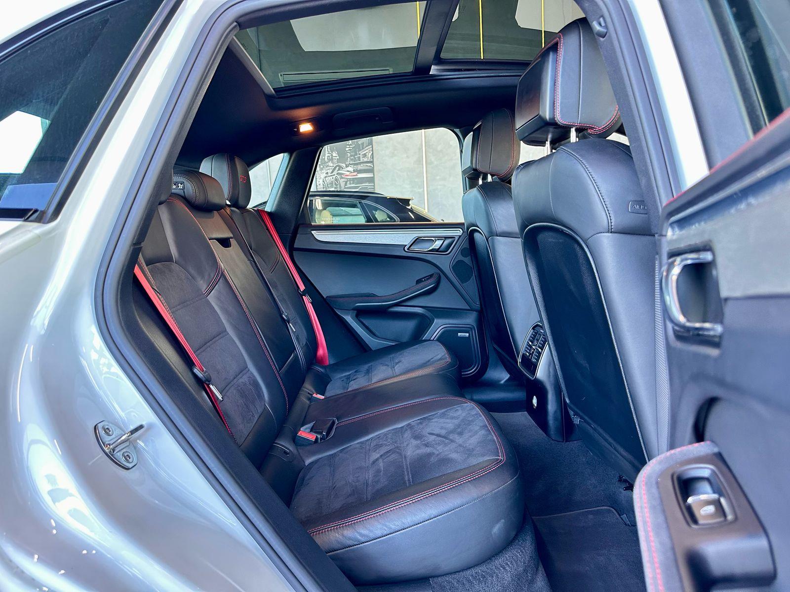 PORSCHE MACAN