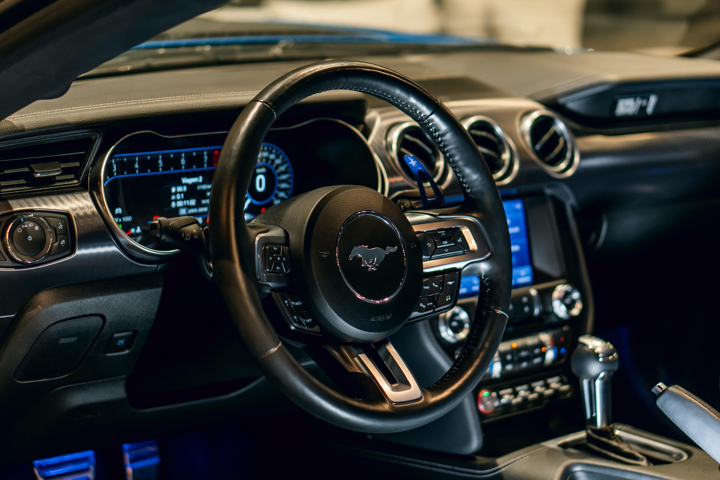 FORD MUSTANG