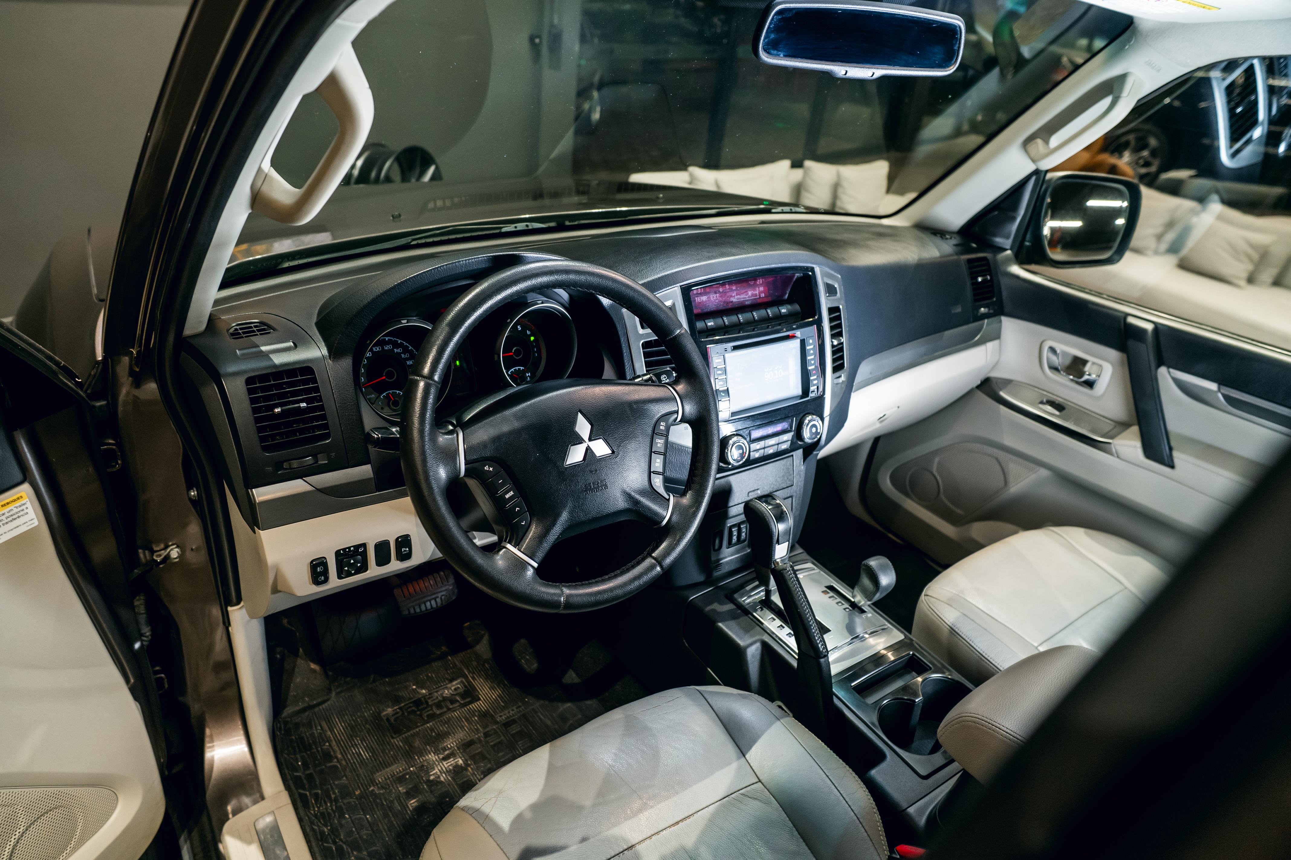 MITSUBISHI PAJERO FULL