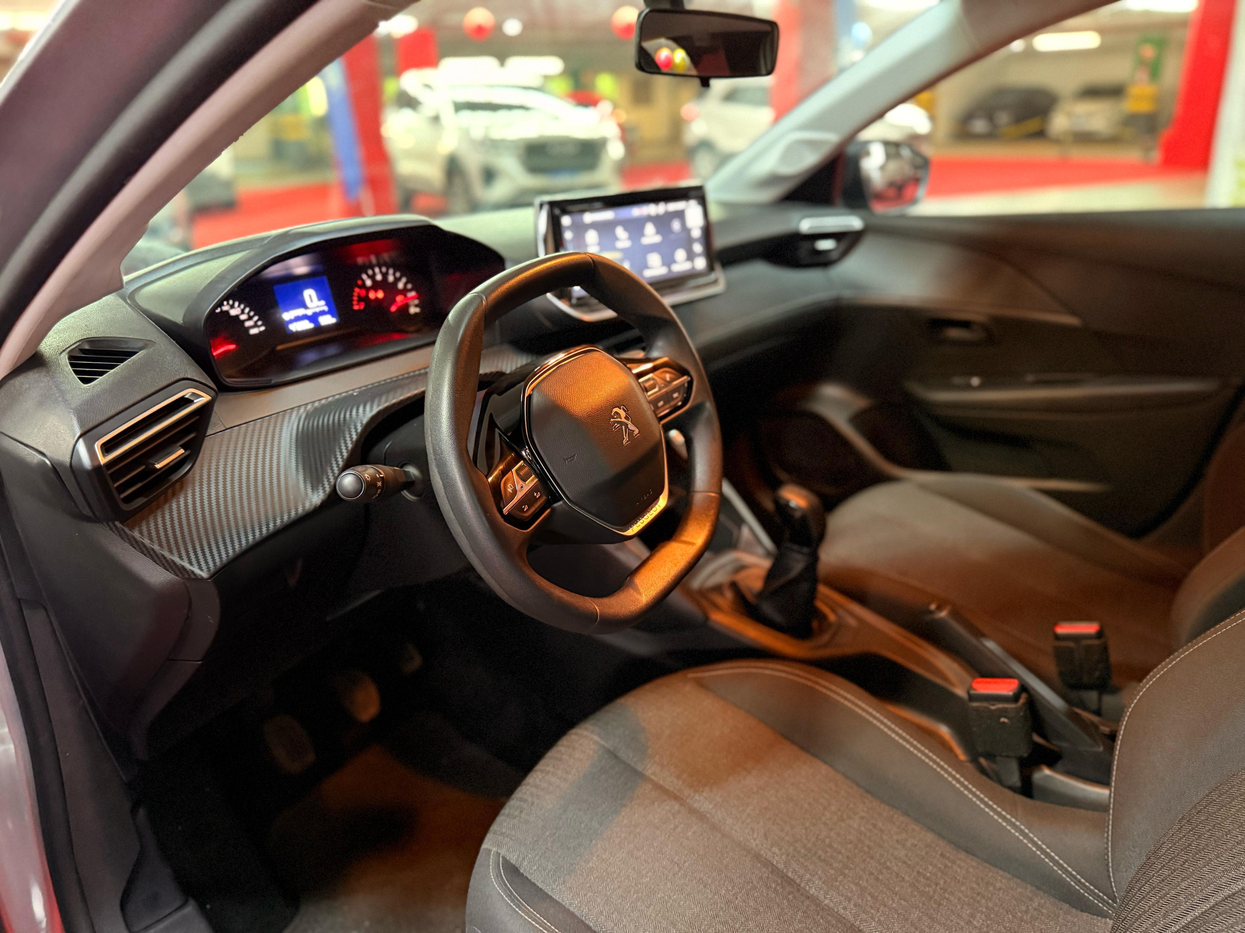 PEUGEOT 208