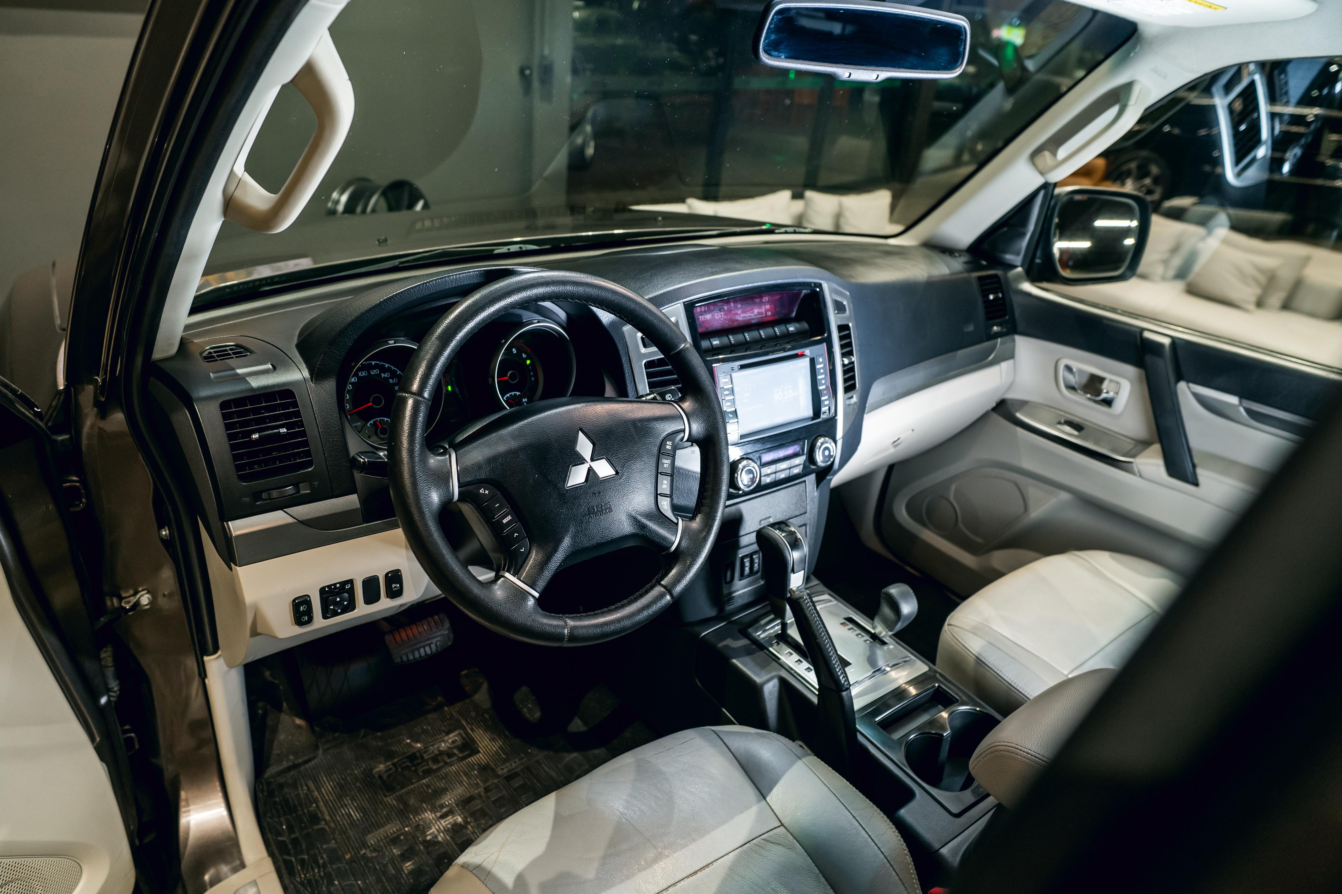 MITSUBISHI PAJERO FULL