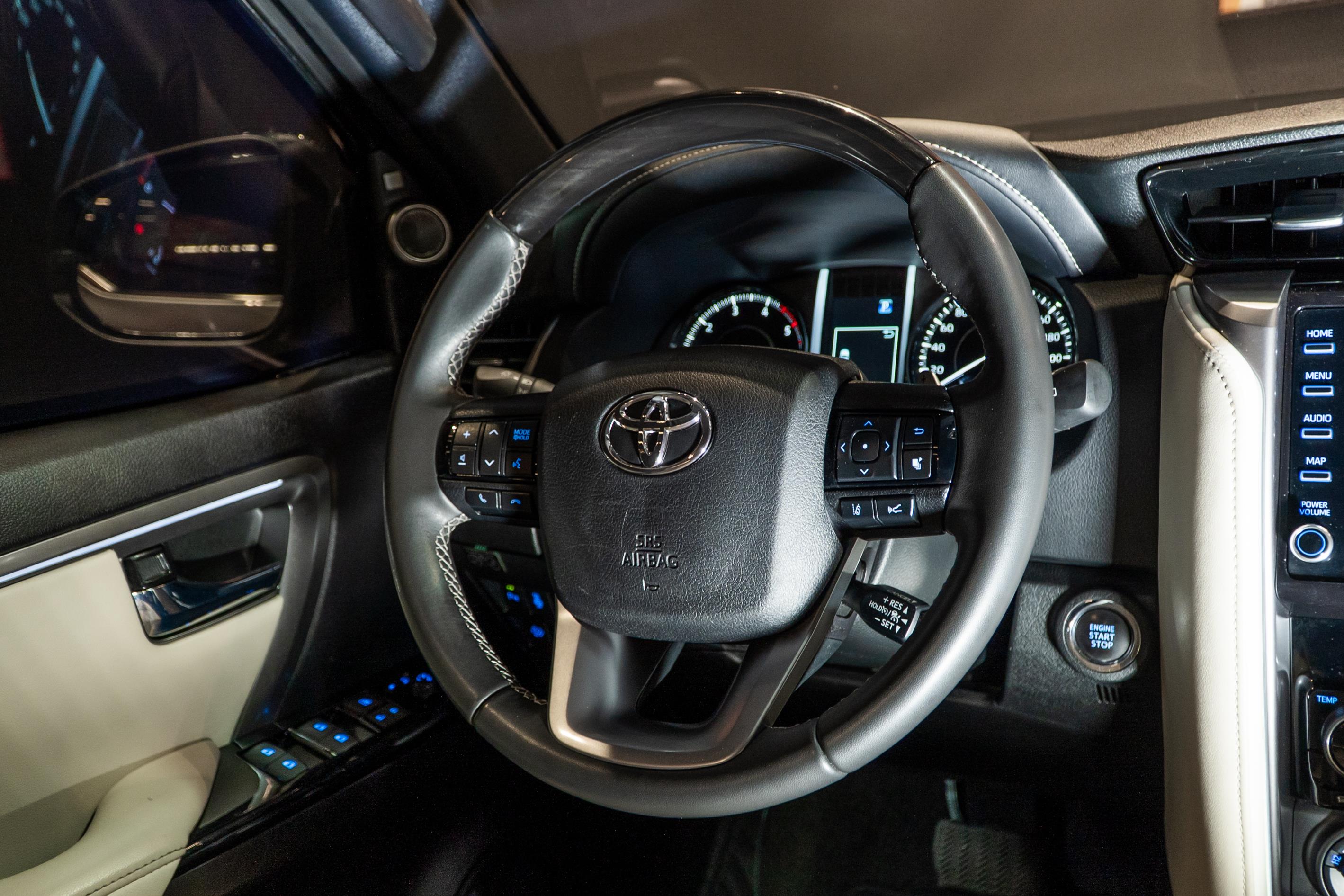 TOYOTA HILUX SW4