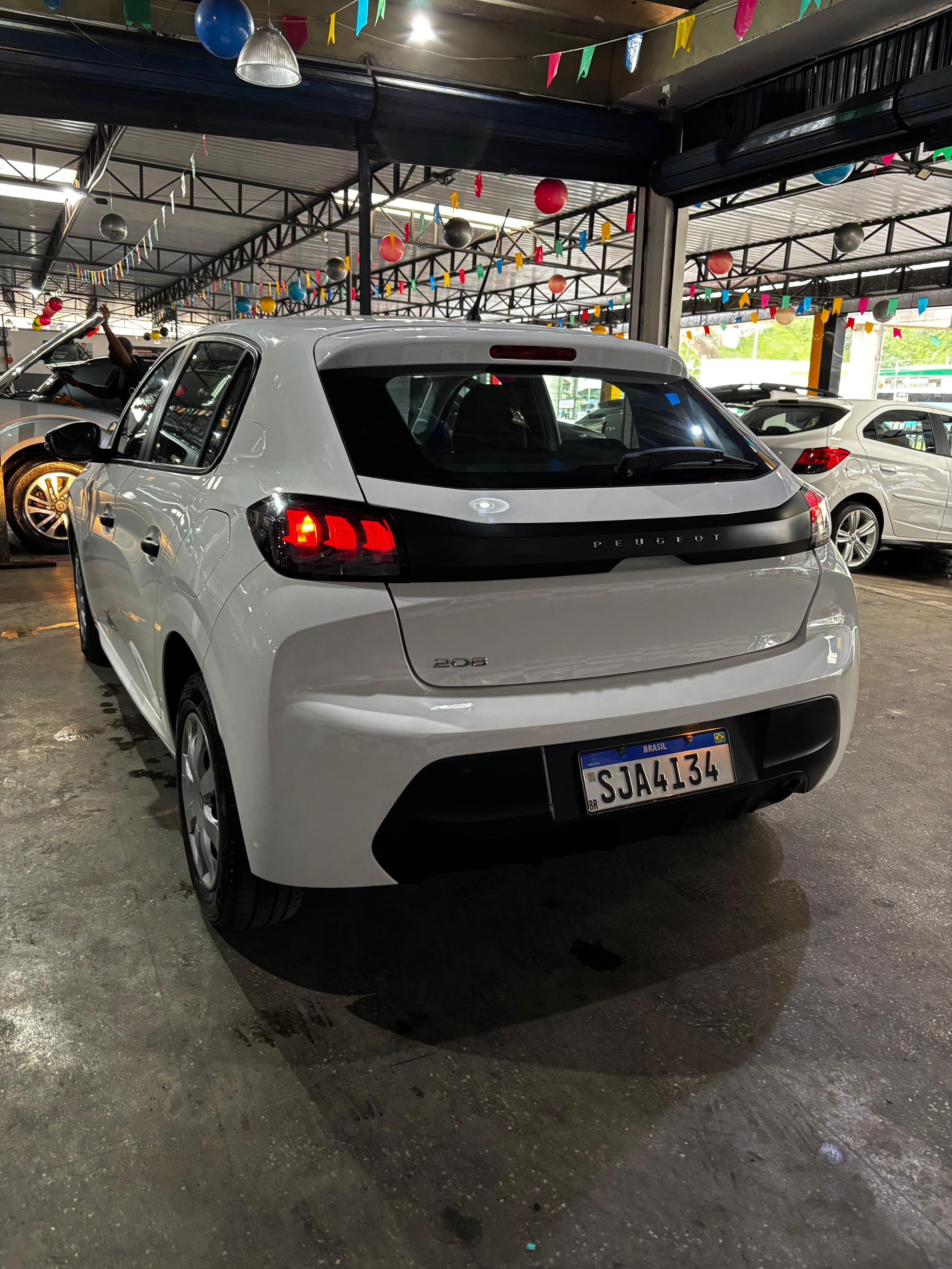 PEUGEOT 208