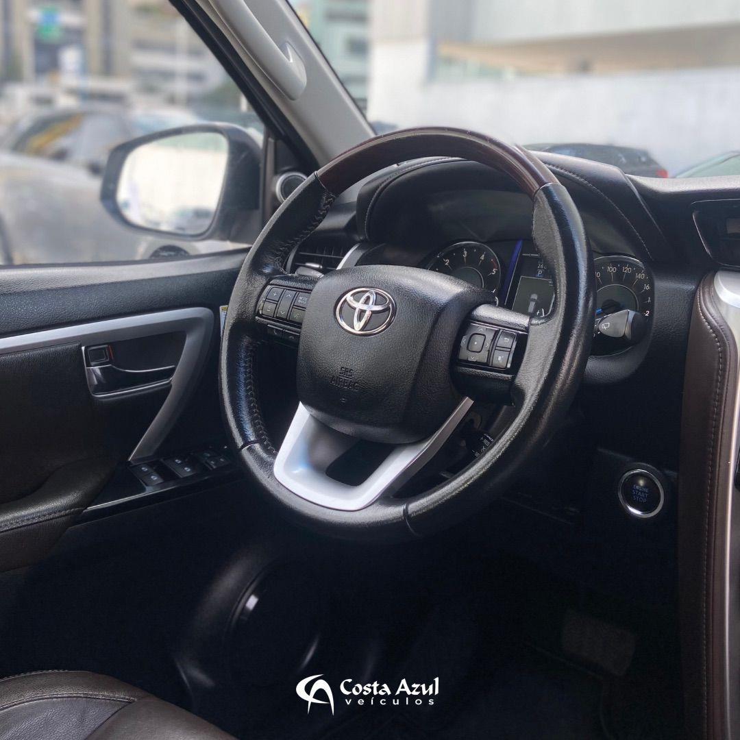 TOYOTA HILUX SW4