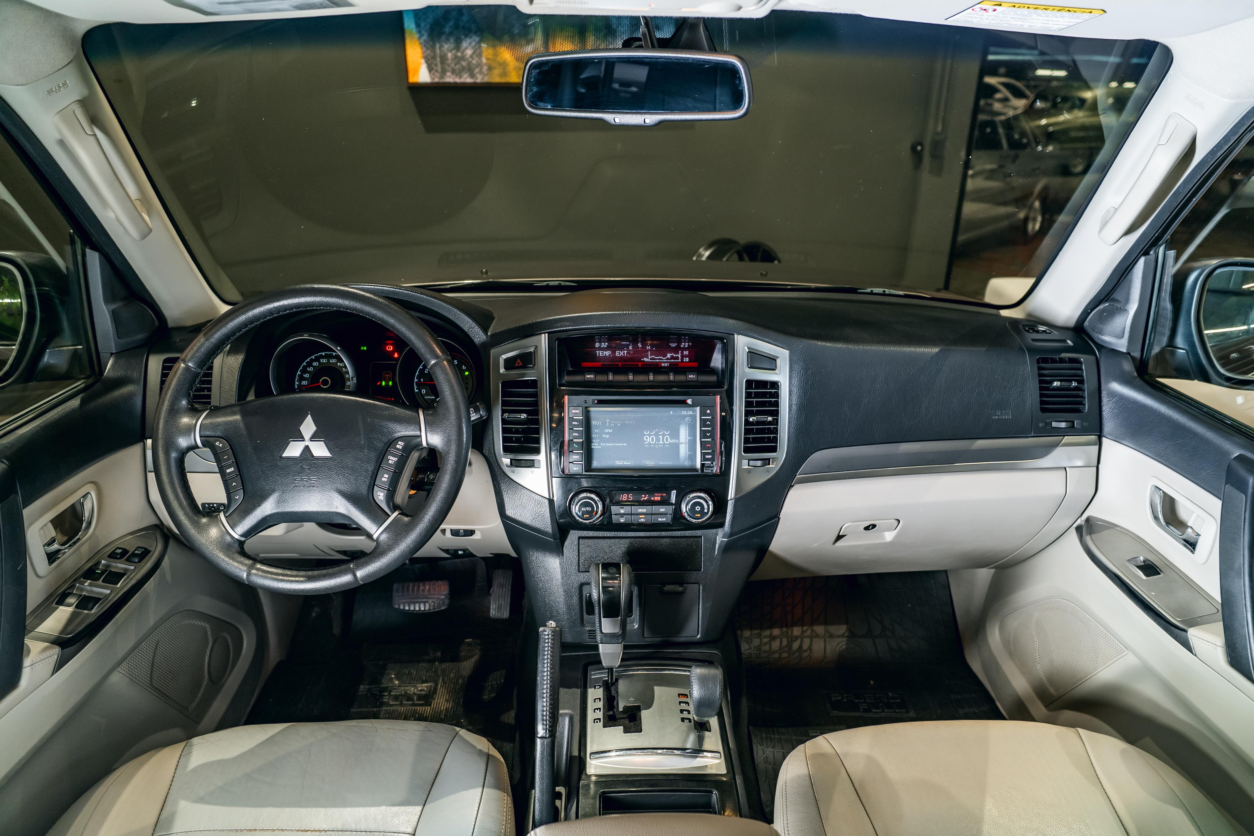 MITSUBISHI PAJERO FULL