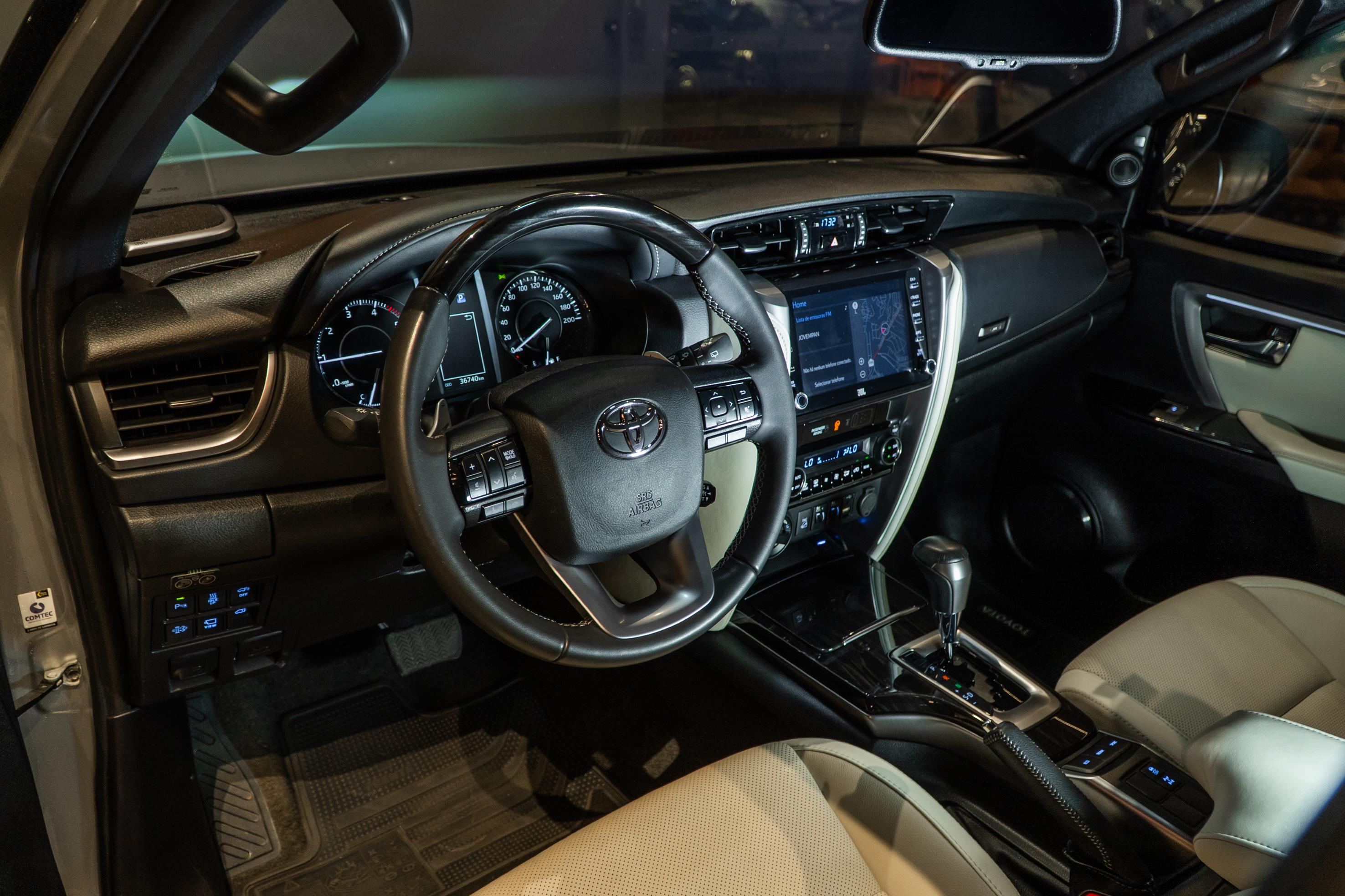 TOYOTA HILUX SW4