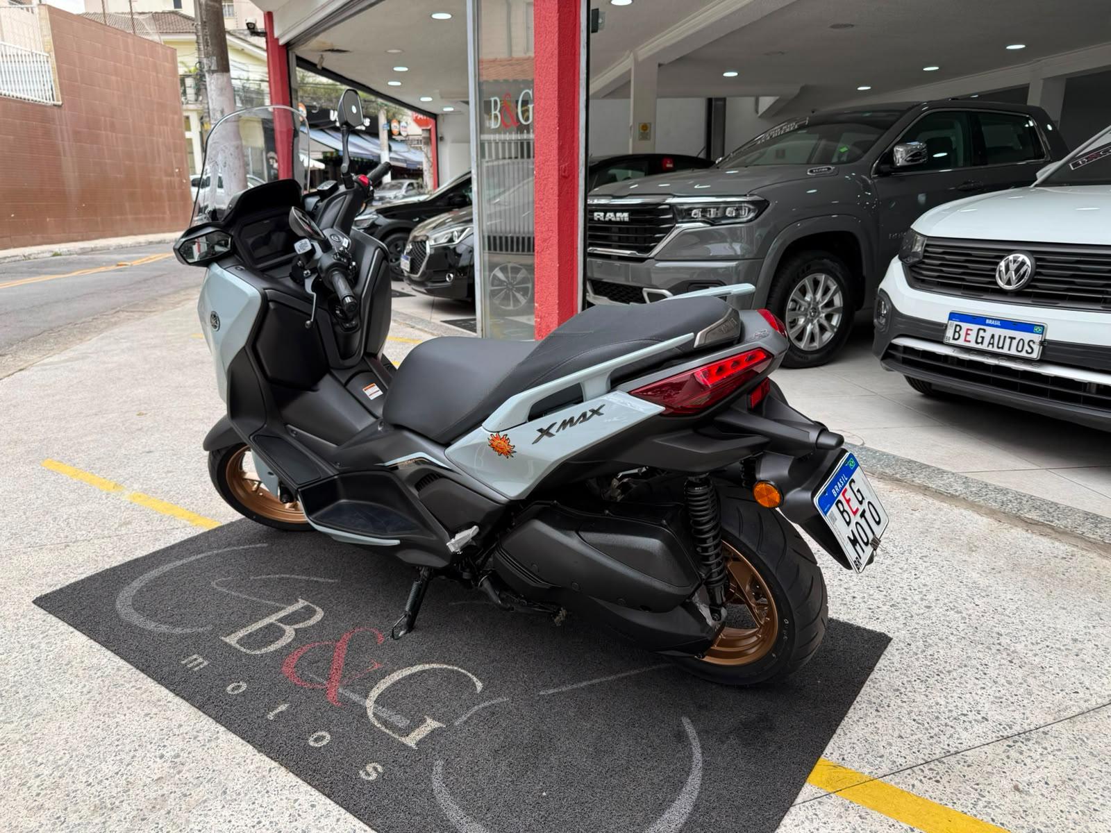 XMAX 300 CONNECTED ABS