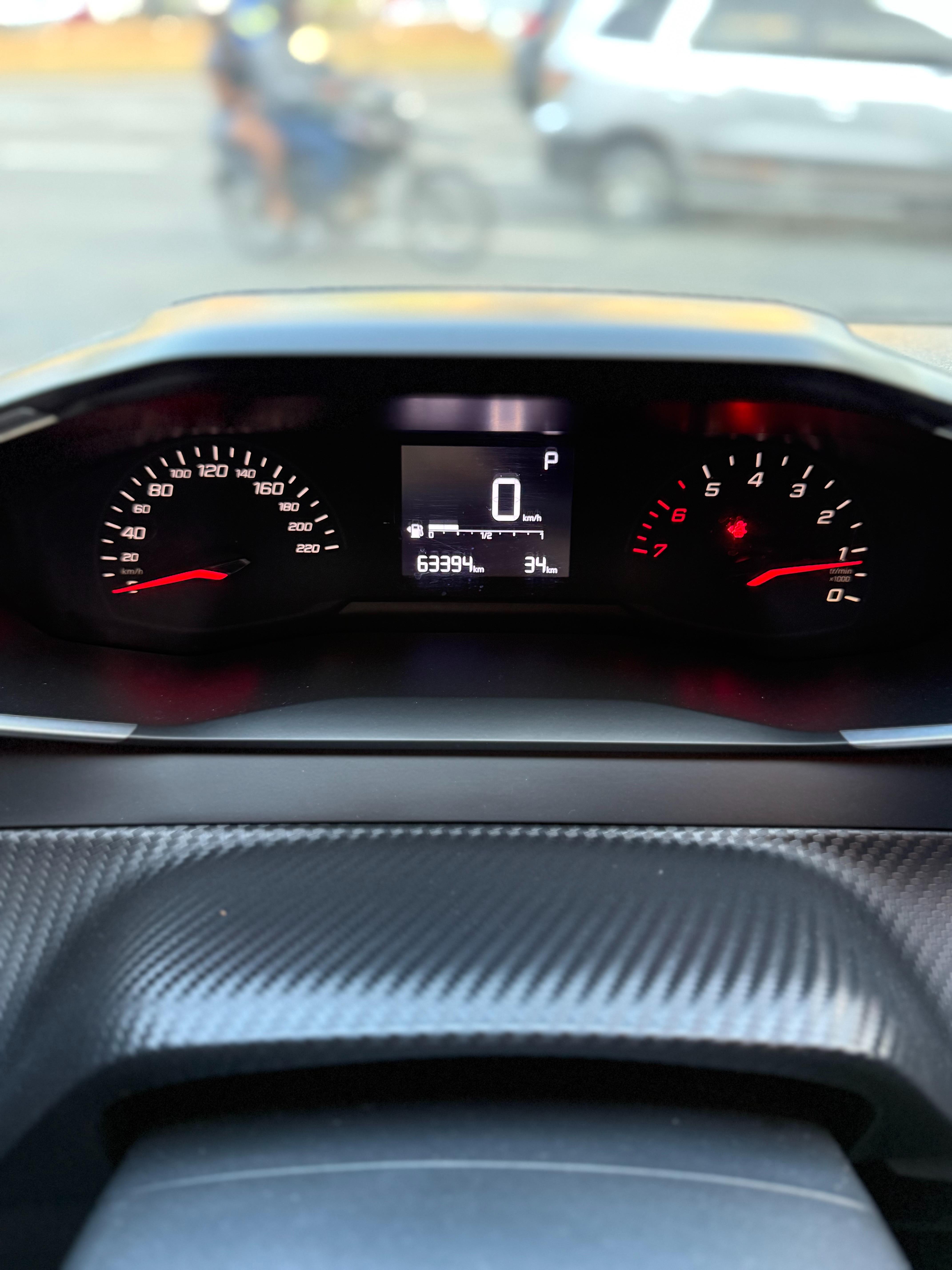 PEUGEOT 208